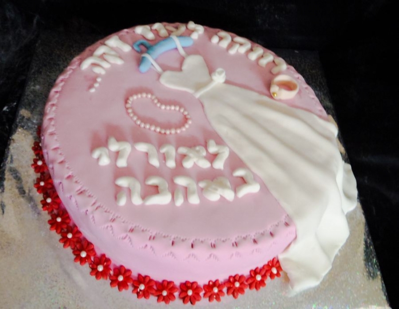 עוגה למסיבת רווקות שמלת כלה על קולב שרשרת וטבעת